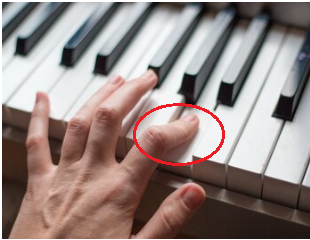 Les doigts qui se replient à l’envers